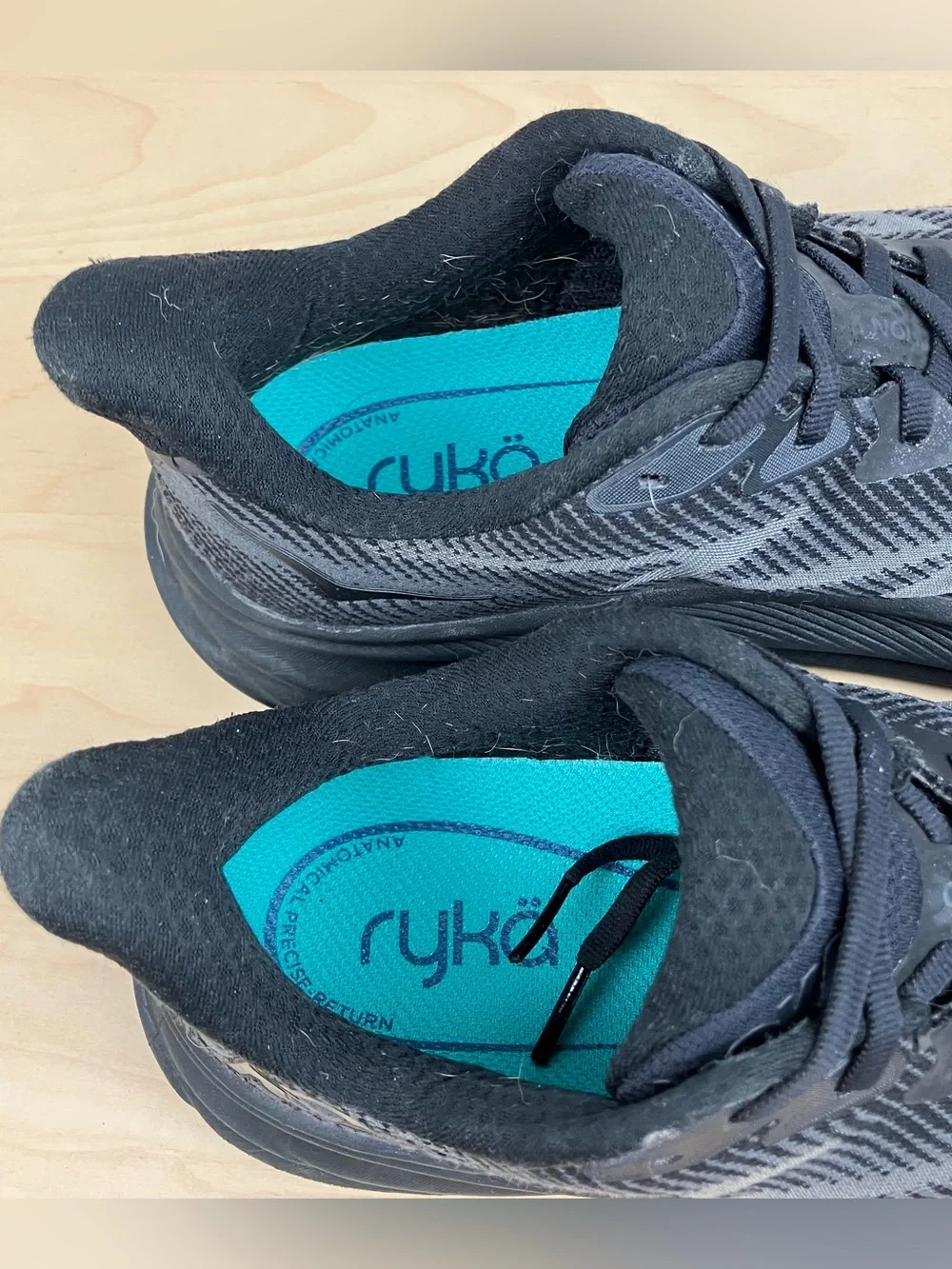 Hoka One One Women’s Size 8.0 B Clifton 9 Triple Black Athletic Running Shoes